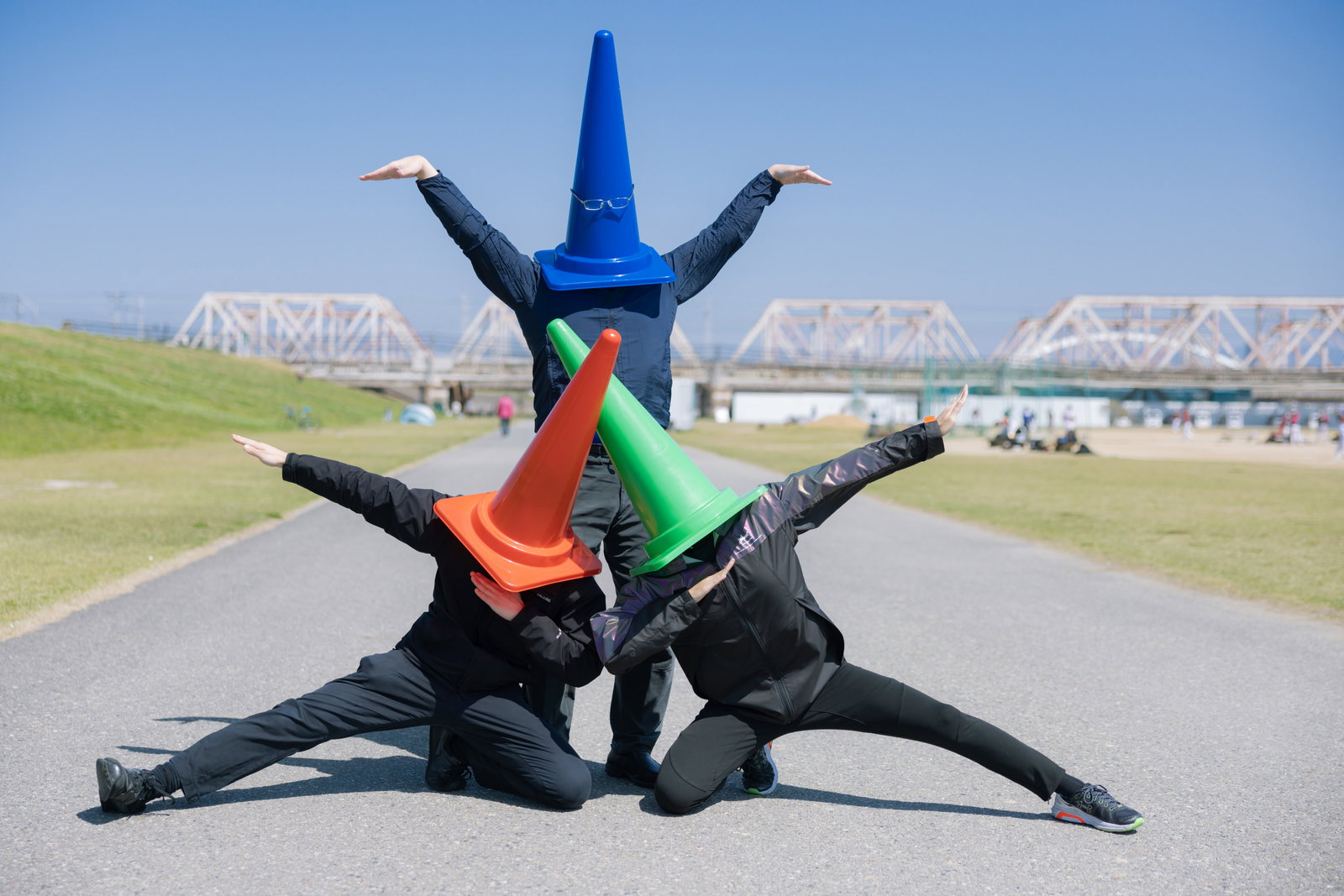 河川敷で三角コーンを被ってヒーローポーズを決める人たち