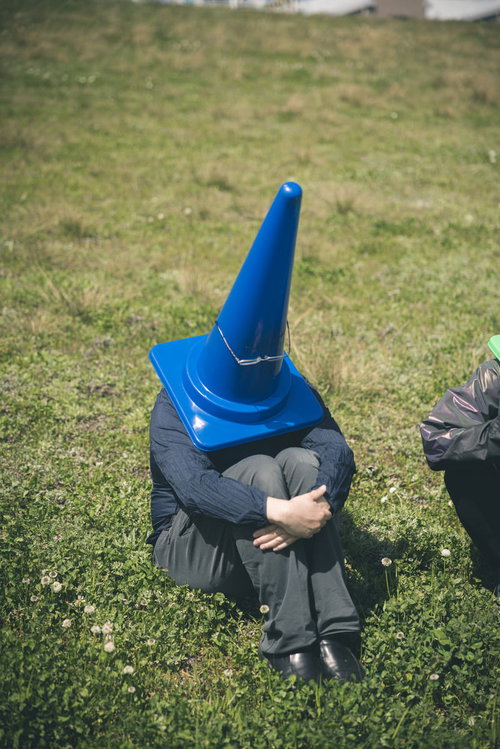 闇落ちカラーコーン青で体育座りする人の落ち込み表現