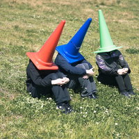 河川敷で仲間とオフ会をする三角コーンの皆さんの写真