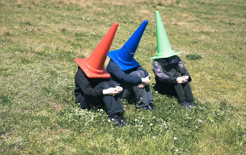 河川敷で仲間とオフ会をする三角コーンの皆さん