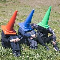 落ち込むカラーコーンを励ます三角コーンたちの写真