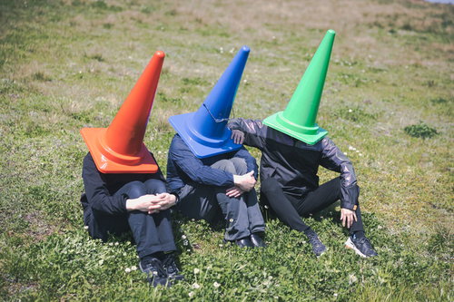 落ち込むカラーコーンを励ます三角コーンたち