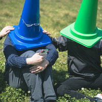 失恋した三角コーン（ブルー）を慰めるメンバーの写真