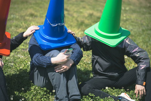 失恋した三角コーン（ブルー）を慰めるメンバー