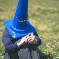 活動の限界を感じて転職の道を選ぶカラーコーン（リーダー）の写真