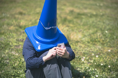 活動の限界を感じて転職の道を選ぶカラーコーン（リーダー）