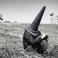 哀愁漂う三角コーンマンの写真