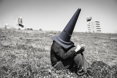 哀愁漂う三角コーンマン