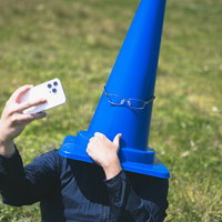 自撮りする三角コーン（青）の写真