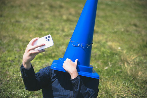 自撮りする三角コーン（青）