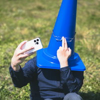 SNSのアイコン用に知的をアピールする三角コーンマンの写真
