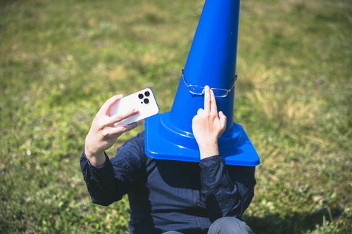 SNSのアイコン用に知的をアピールする三角コーンマン