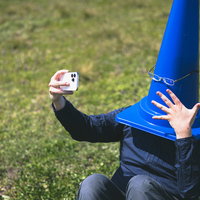 ノリノリで自撮りするカラーコーン男子のの写真