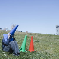 仲間たちが消えていく怖い河川敷のぼっち三角コーンの写真