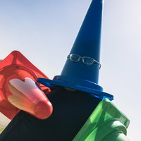 必殺パイロンドリル：カラーコーンで顔を隠した怪人の写真