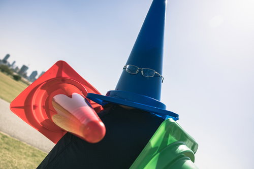 必殺パイロンドリル：カラーコーンで顔を隠した怪人