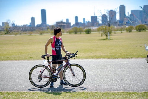 競技用のロードバイクを持つトライアスリートの男性