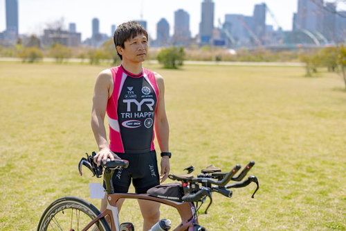 ロードバイクと並ぶトライアスリートの写真