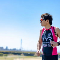 河川敷を走るトライアスロン選手の男性の写真