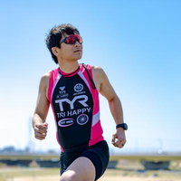 サングラス姿でランニングする男性の写真