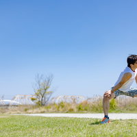 河川敷でトレーニングするトライアスロンの選手の写真