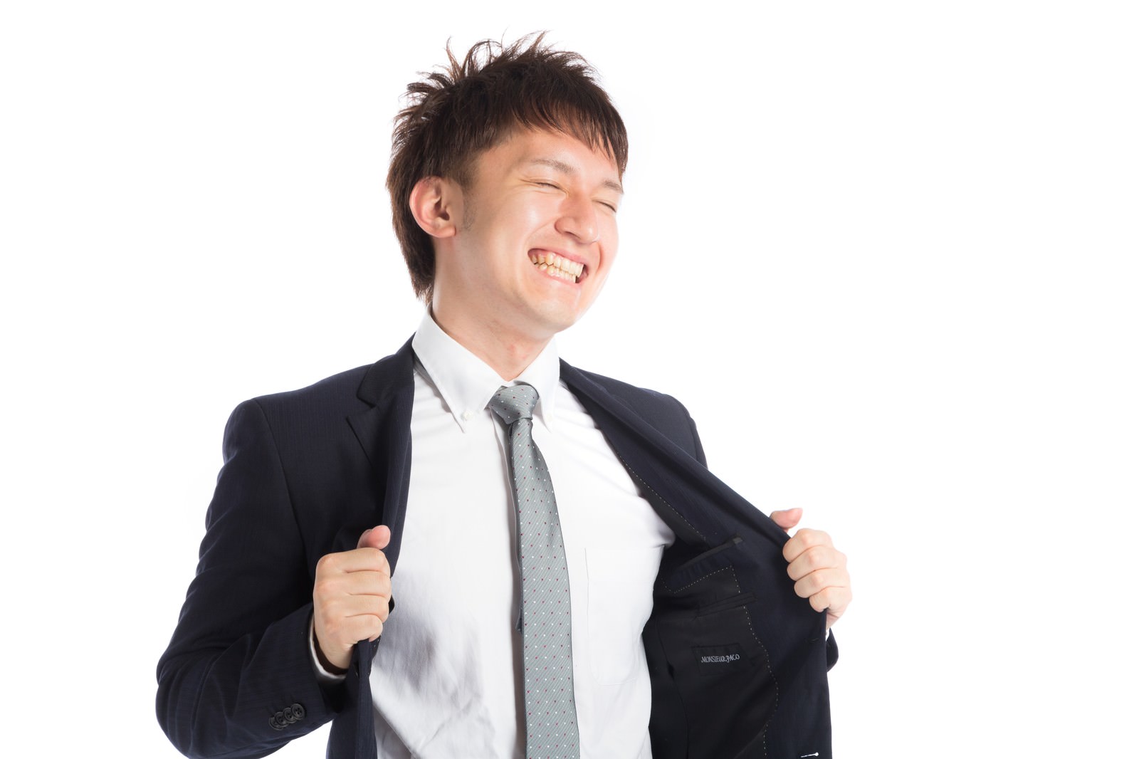 スーツ姿の男性が襟を引っ張って苦しそうにしている［モデル：鈴木秀］