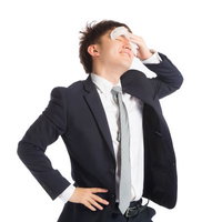 真夏日のスーツで暑くてツライ日中、汗をぬぐう男性会社員の写真