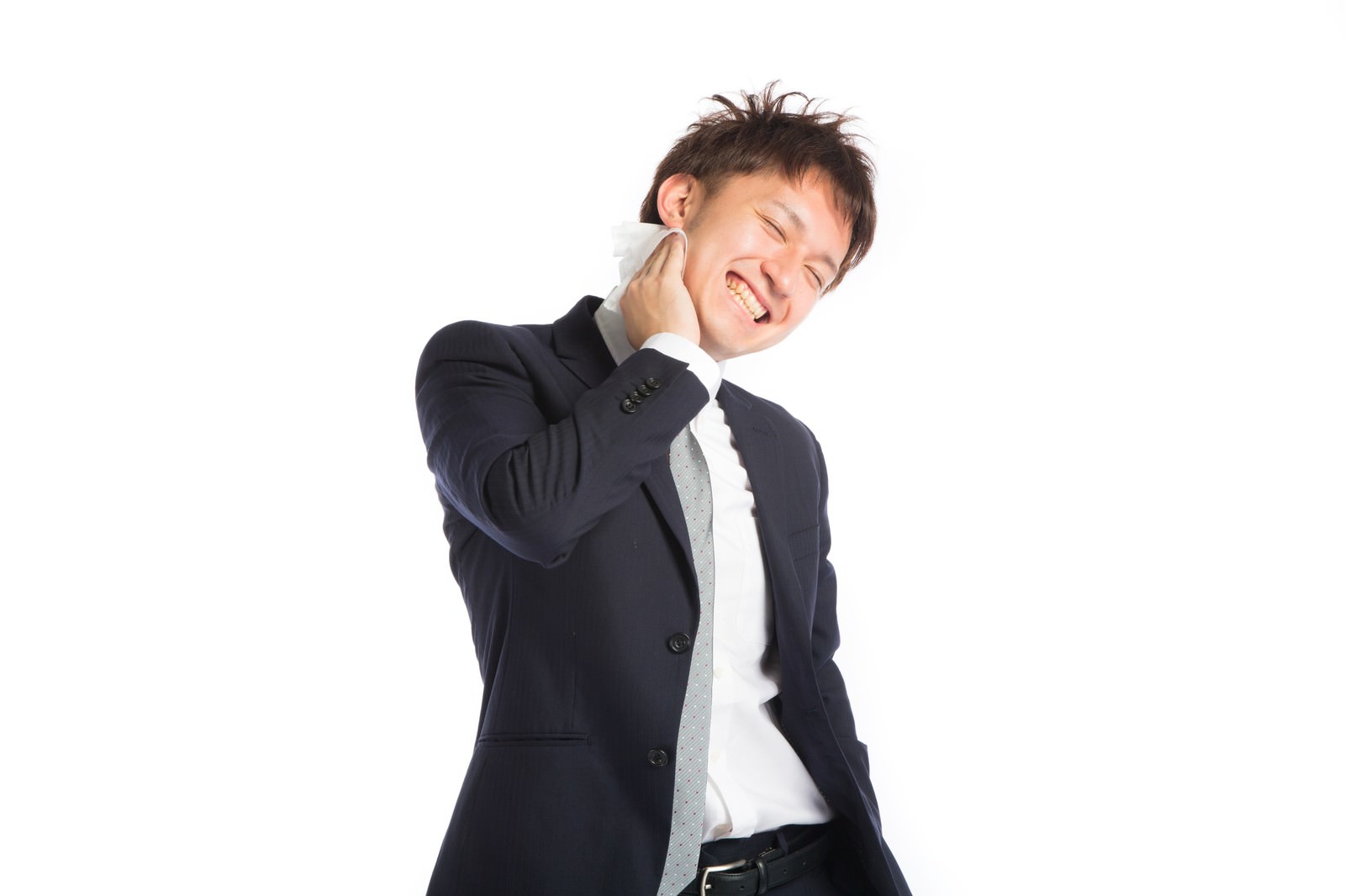 黒いスーツを着た男性が白い背景で首に手を当てて涼しげな表情を見せている［モデル：鈴木秀］