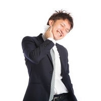 静汗デオドラント、気持ちいい瞬間を見せるスーツ姿の男性の写真