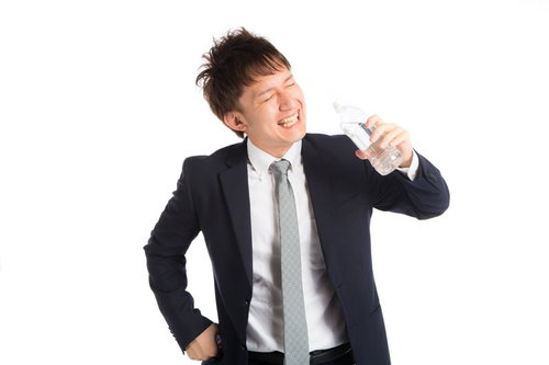 水分補給の大切さを語る外回りの営業マン、脱水症状と熱中症対策