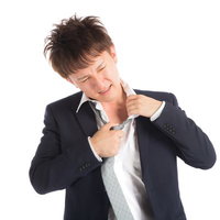 真夏にスーツは暑すぎる、ネクタイを緩める男性の写真