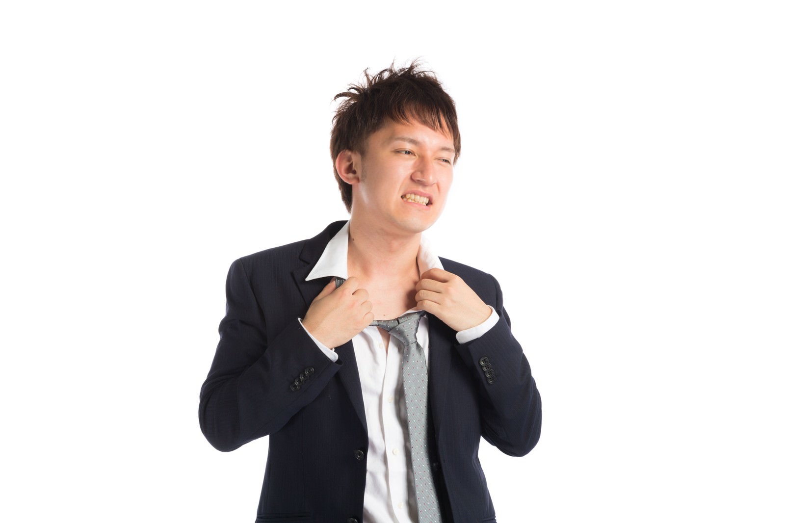 ネクタイを緩める暑そうな男性会社員［モデル：鈴木秀］