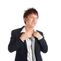 暑すぎて仕事にならない、ネクタイを緩める男性会社員の写真