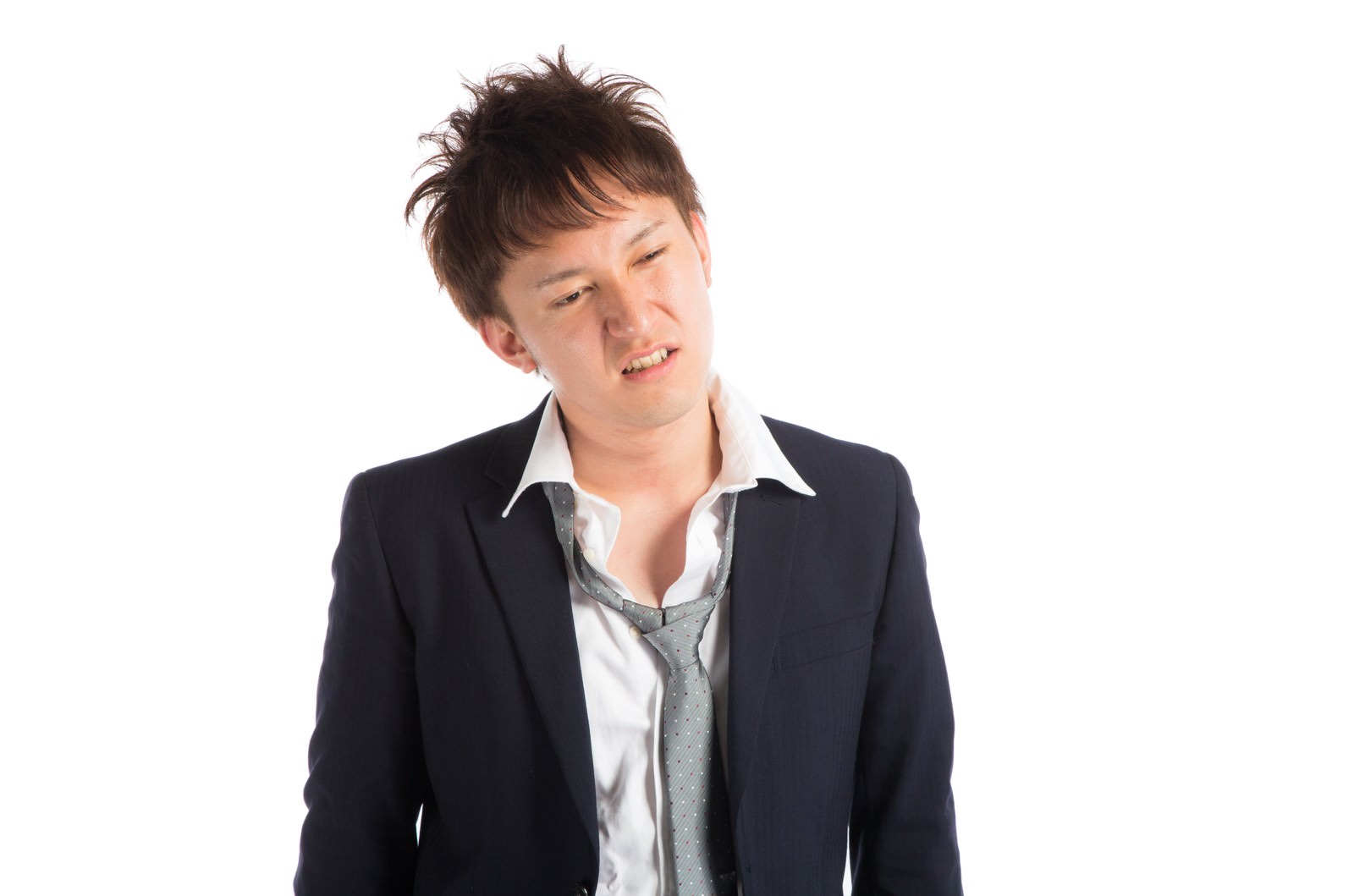 スーツとネクタイ姿で疲れた表情の男性［モデル：鈴木秀］
