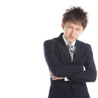 腕を組んで睨む若い男性の執行役員のビジネスポートレートの写真