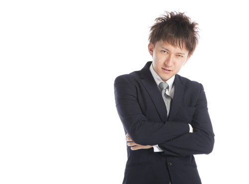 腕を組んで睨む若い男性の執行役員のビジネスポートレート