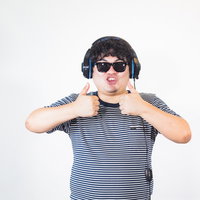 イキりはじめて理解不能な行動をしだすグラサン配信者男性の写真