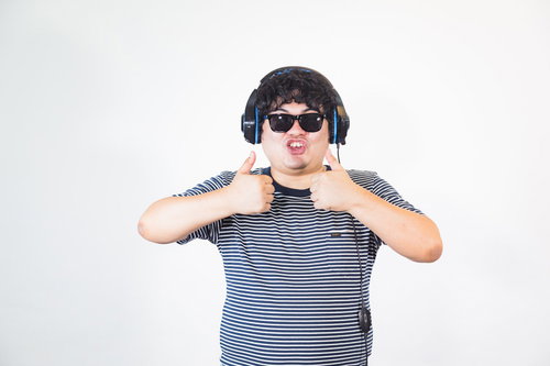 イキりはじめて理解不能な行動をしだすグラサン配信者男性