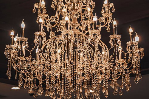 金色に輝く大型シャンデリアの装飾照明、クリスタルペンダント