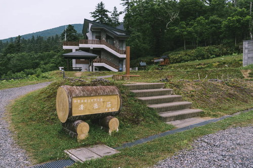 日本百名山・斜里岳の山荘「清岳荘」と木製ベンチ