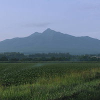 斜里市外から見る日本百名山・斜里岳と緑の畑の写真