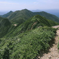 熊見峠へと続く斜里岳の稜線と登山道、日本百名山の雄大な景観の写真