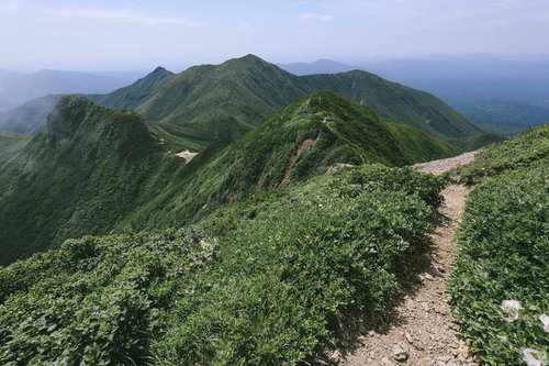 熊見峠へと続く斜里岳の稜線と登山道、日本百名山の雄大な景観
