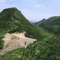 日本百名山・斜里岳の馬の背から熊見峠方面へ続く尾根道の写真