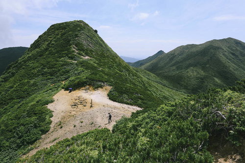 日本百名山・斜里岳の馬の背から熊見峠方面へ続く尾根道