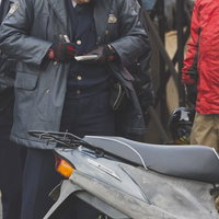 警察から不審なバイクで職務質問を受ける現場の写真