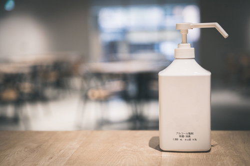 カウンターに置かれた手指消毒液ディスペンサー
