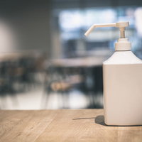 カフェの入場前に手を消毒してください。ポンプ式ディスペンサー設置の写真