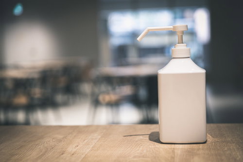 カフェの入場前に手を消毒してください。ポンプ式ディスペンサー設置