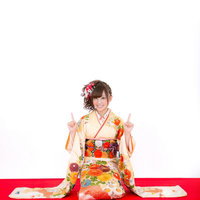 迎春を案内する着物美女の笑顔、正月年賀状向けの振袖姿の写真